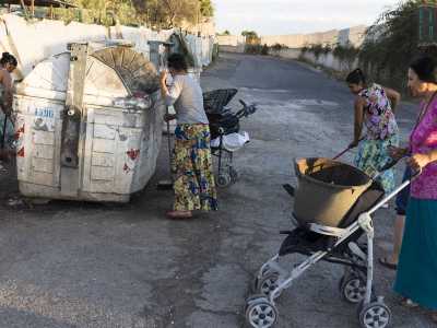 Le donne invece ripuliscono il campo...